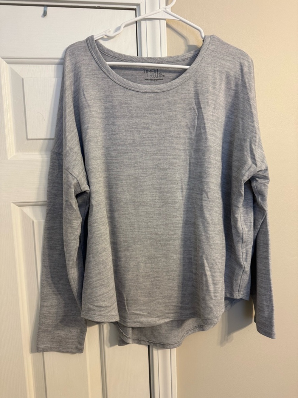 Time and Tru Heather Gray Scoop Neck Long Sleeve Top